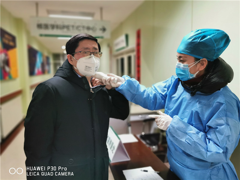 02-袁军院长指导体温检测方法.jpg