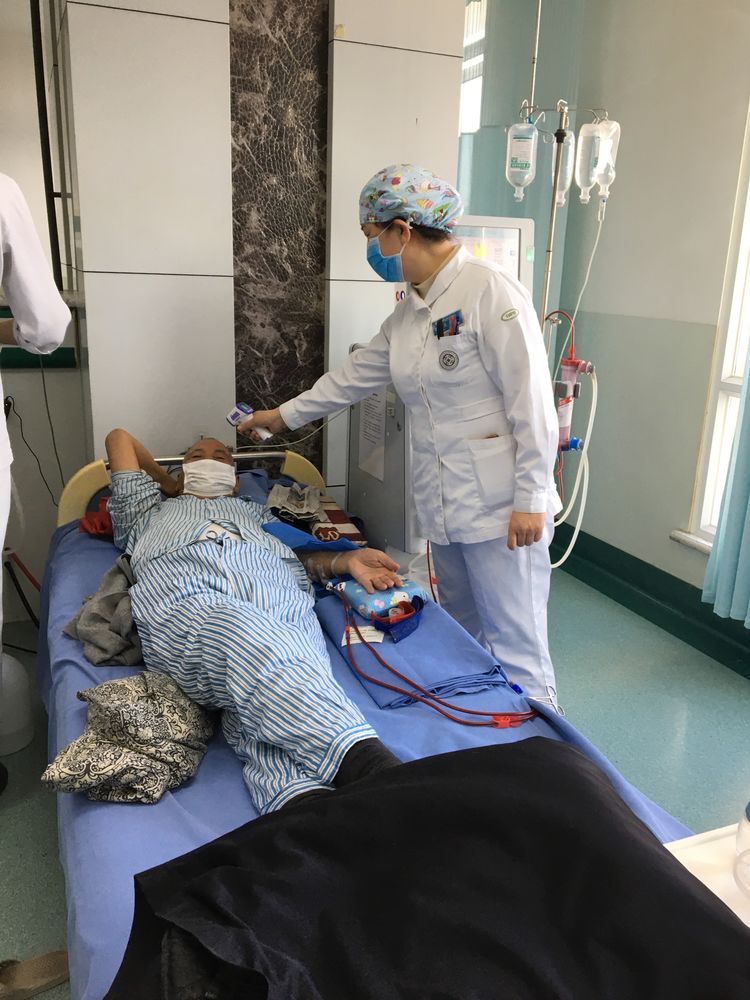 王海兰护士长巡视病房并定时为患者测量体温