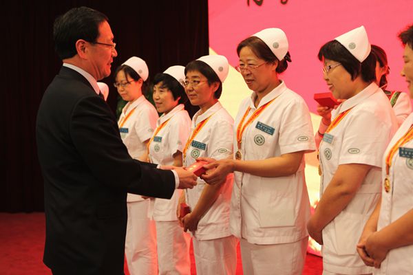 我院隆重召开庆祝“5•12”国际护士节暨表彰大会