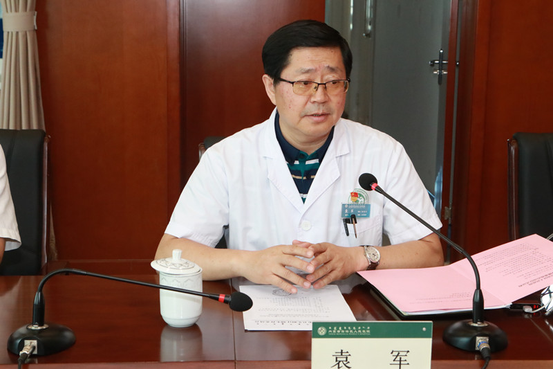随后,袁军副院长为鄂市代表们详细介绍了我院空中救援基地的情况,并由