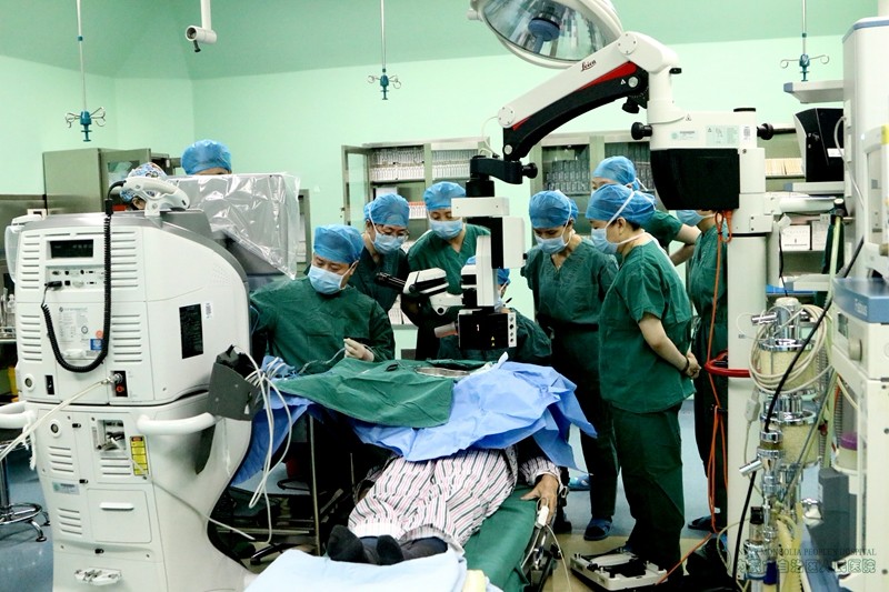 图为北京同仁医院专家为白内障患者实施手术